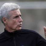 Luís Castro fala em tom de despedida: 'O Botafogo sabe caminhar por ele'