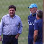 Presidente do Grêmio marca reunião para definir futuro de Mano Menezes