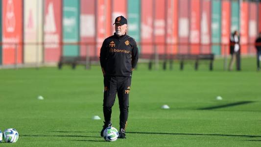 Técnico Mano Menezes tem dúvida no ataque para receber o Furacão