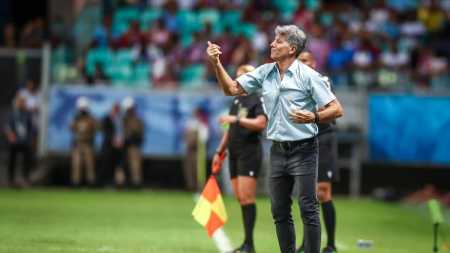 Técnico Renato Portaluppi precisou substituir Suárez minutos antes do início da partida