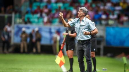 Técnico Renato Portaluppi precisou substituir Suárez minutos antes do início da partida