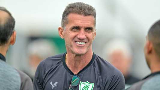 Técnico Vagner Mancini durante treino na tarde desta terça-feira na Ciudad Desportiva Luis Suárez, no Uruguai