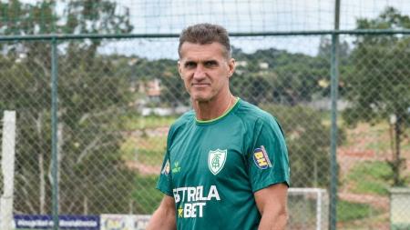 Técnico Vagner Mancini terá que cortar um jogar para o confronto com o Cruzeiro