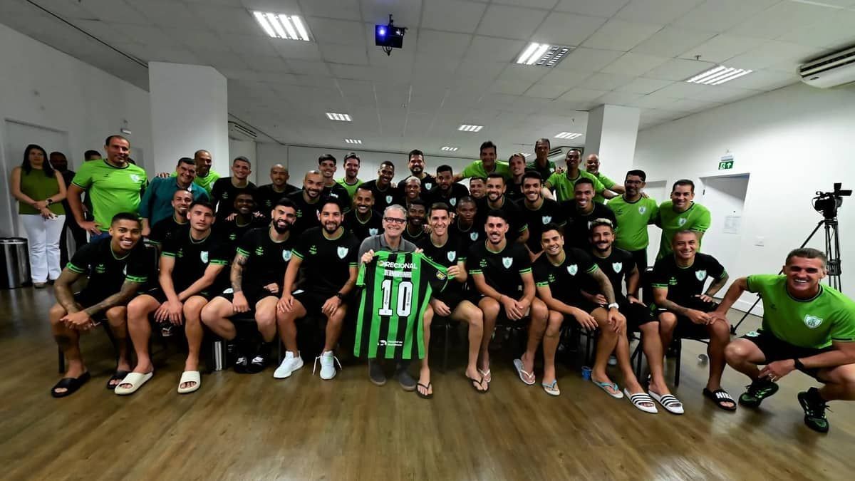 Bernardinho dá 'palestra surpresa' para jogadores do América, em Belo Horizonte