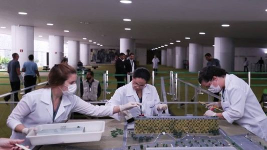 Técnicos trabalham na reparação de danos sofridos na Câmara dos Deputados