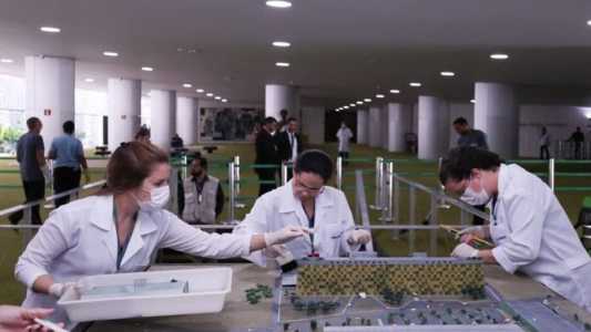 Técnicos trabalham na reparação de danos sofridos na Câmara dos Deputados