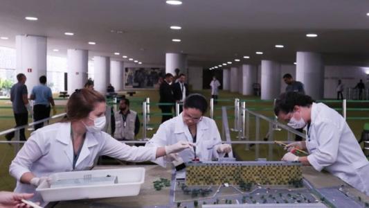 Técnicos trabalham na reparação de danos sofridos na Câmara dos Deputados