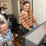 Tecnologia ajuda mulher com a mesma doença de Stephen Hawking a recuperar fala