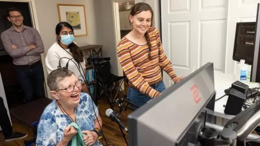 Tecnologia ajuda mulher com doença rara a recuperar fala