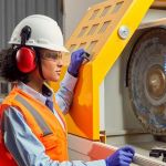 Fábricas inteligentes: a revolução da IA e dos gêmeos digitais