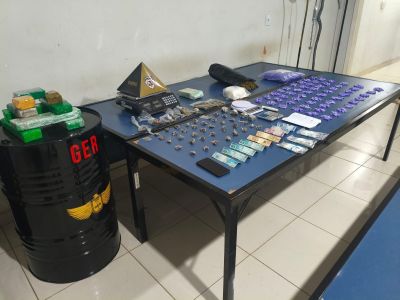 Barras de maconha, balanças de precisão, dinheiro e celular foram apreendidos