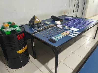 Barras de maconha, balanças de precisão, dinheiro e celular foram apreendidos