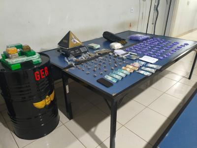 Barras de maconha, balanças de precisão, dinheiro e celular foram apreendidos
