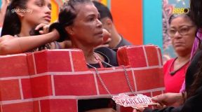 Maike e Vilma cumprem castigo do Monstro