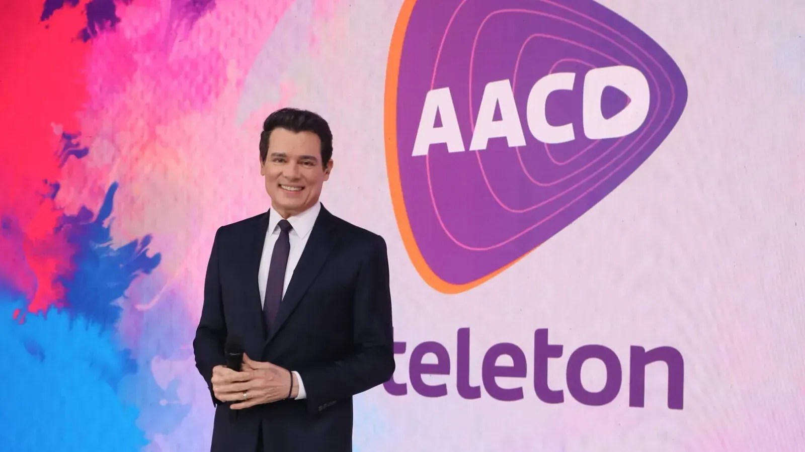 Celso Portiolli celebra aniversário ao vivo no SBT e comemora sucesso do 'Domingo Legal'