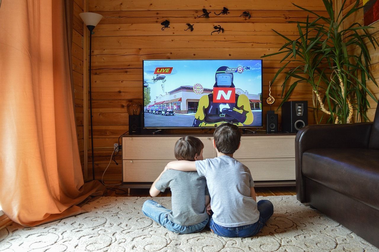Um truque simples para limpar a tela da sua TV e deixá-la como nova
