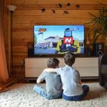 Um truque simples para limpar a tela da sua TV e deixá-la como nova