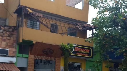 Telhado foi levado pela força do vento em Justinópolis, distrito de Ribeirão das Neves