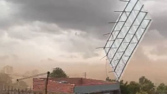 Telhado se soltou com a força do vento