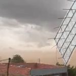 Vídeo: ventania forte arranca telhado de casa e arrasta estrutura pela cidade