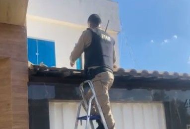 Jovem mantida em cárcere privado pelo marido é resgatada pelo telhado de casa em Minas