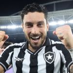 Alex Telles cita o que fez diferença para o Botafogo golear o Cruzeiro