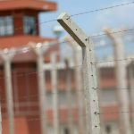 Preso recebe salário? Entenda como funciona o auxílio-reclusão e quem tem direito a recebê-lo