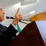 'Sei lidar com bandido', diz Temer a jornalista depois de ter sido chamado de golpista por Lula