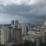 Previsão do tempo: pancadas de chuva acompanhadas de raios são previstas para esta terça-feira
