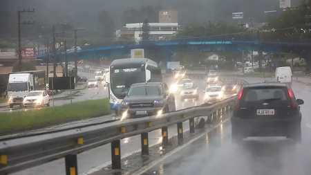 O aviso de tempestade detalha possibilidade de chuva até 100 mm por dia e ventos de 100 km/h