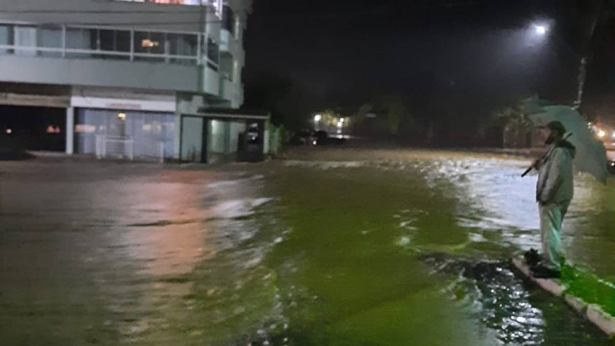 Tempestade com queda de granizo danifica casas, derruba árvores e provoca alagamentos no RS