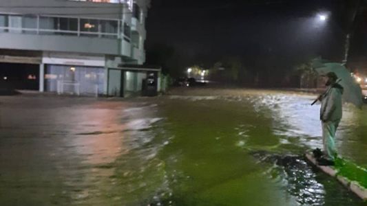 No total, 20 residências tiveram o telhado danificado, três árvores caíram e 12 pontos de alagamentos foram registrados na cidade, conforme informou a Defesa Civil