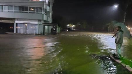 No total, 20 residências tiveram o telhado danificado, três árvores caíram e 12 pontos de alagamentos foram registrados na cidade, conforme informou a Defesa Civil