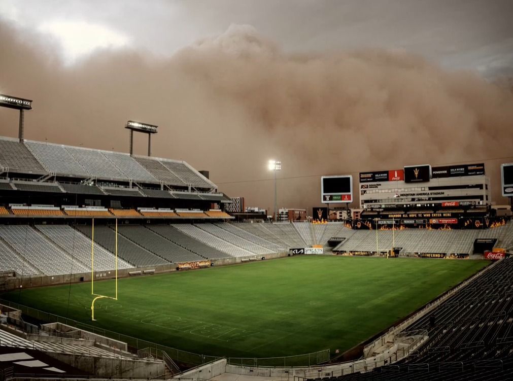 Tempestade de poeira 'engole' estádio e deixa mais de 60 mil sem energia no Arizona; veja vídeo