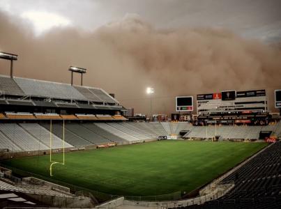 Tempestade de poeira 'engole' estádio e deixa mais de 60 mil sem energia no Arizona.