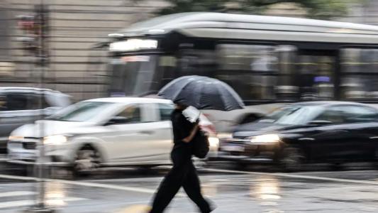 O aviso vale para terça-feira (16) e define chuva entre 20 e 30 mm/h, ventos intensos (40-60 km/h), e queda de granizo