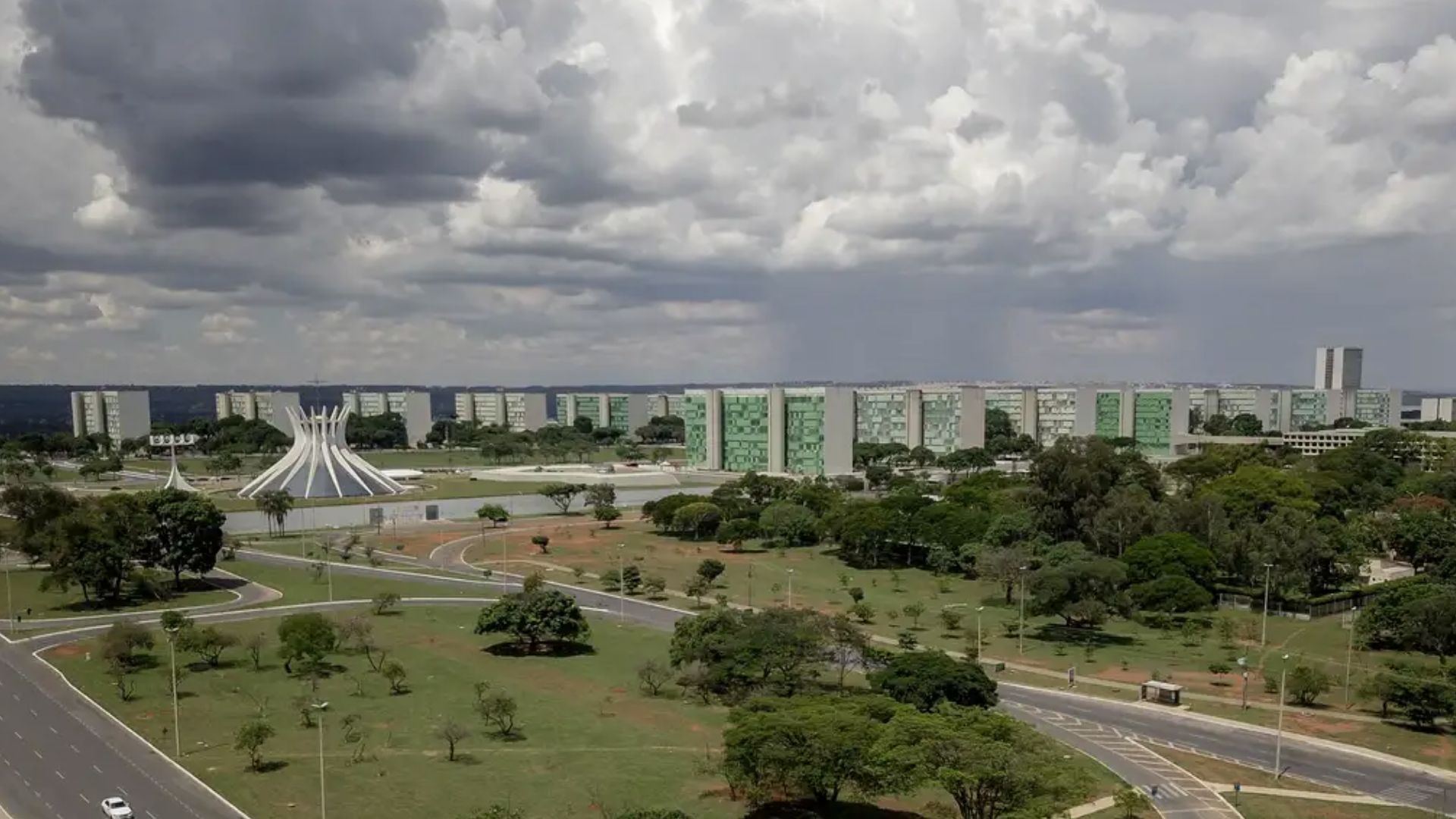'Perigo': tempestade, granizo e ventos de 100 km/h podem atingir Brasília