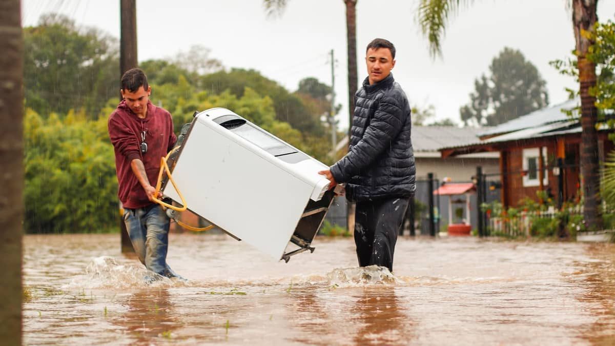 Tempestade no RS deixa ao menos quatro mortos e mais de 350 desalojados