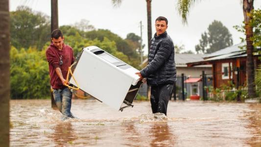 Tempestade no RS deixa ao menos quatro mortos e mais de 350 desalojados.