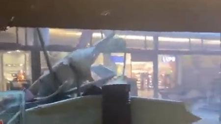 Tempestade provoca fortes ventos e destelha shopping no litoral de SP.
