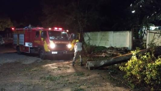 Tempestade que atingiu a cidade foi acompanhada de rajadas de vento e granizo