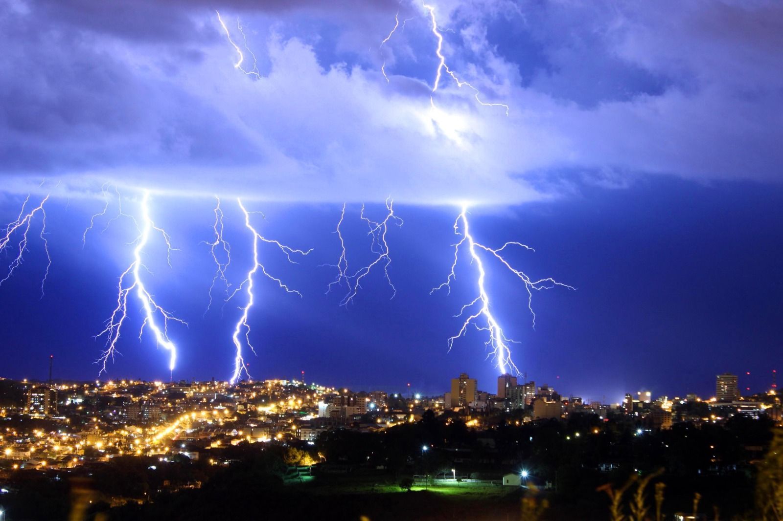 Brasil tem alerta de tempestade, chuva forte e granizo para 22 estados e o DF; veja lista