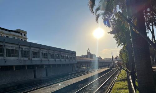 Céu claro tempo seco dia de inverno linha férrea Juiz de Fora