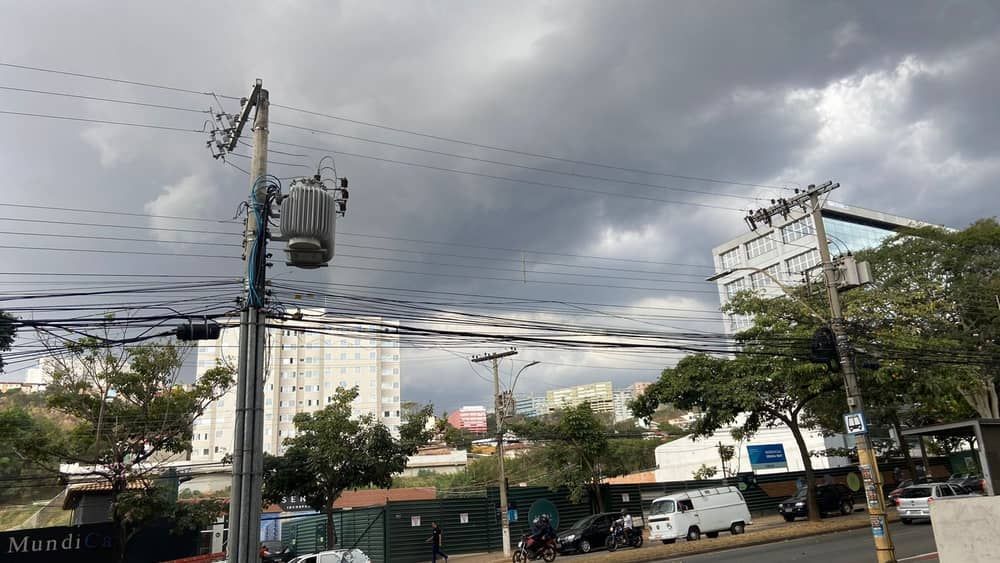 Previsão do tempo: BH deve ter céu nublado e pancadas de chuva neste sábado (28)