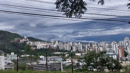 Tempo fechado na região Oeste de BH nesta manhã (16)