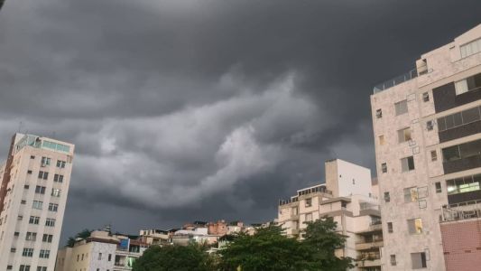 Tempo fechado nessa segunda (13) no bairro Serra, na região Centro-Sul