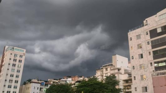 Tempo fechado nessa segunda (13) no bairro Serra, na região Centro-Sul