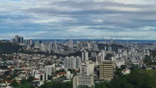 Tempo nublado na manhã em BH