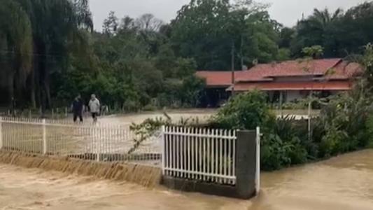 Temporais em Santa Catarina: Defesa Civil mantém alertas para enchentes e deslizamentos para hoje (4)