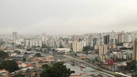 Temporal da madrugada faz Defesa Civil emitir alerta de transbordamento de córregos em BH.